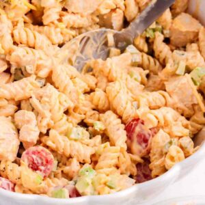 Featured imagefor buffalo chicken pasta salad.